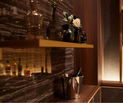 壁にメラミン化粧板が使われた高揚空間